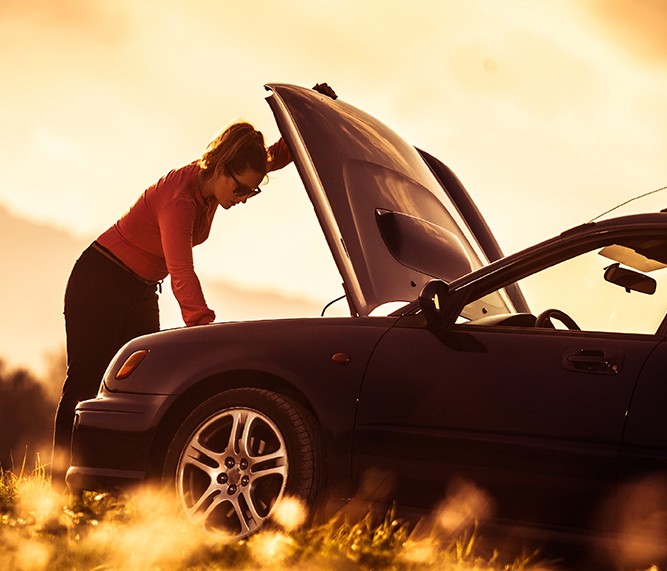 woman-with-disabled-car woman-with-disabled-car
